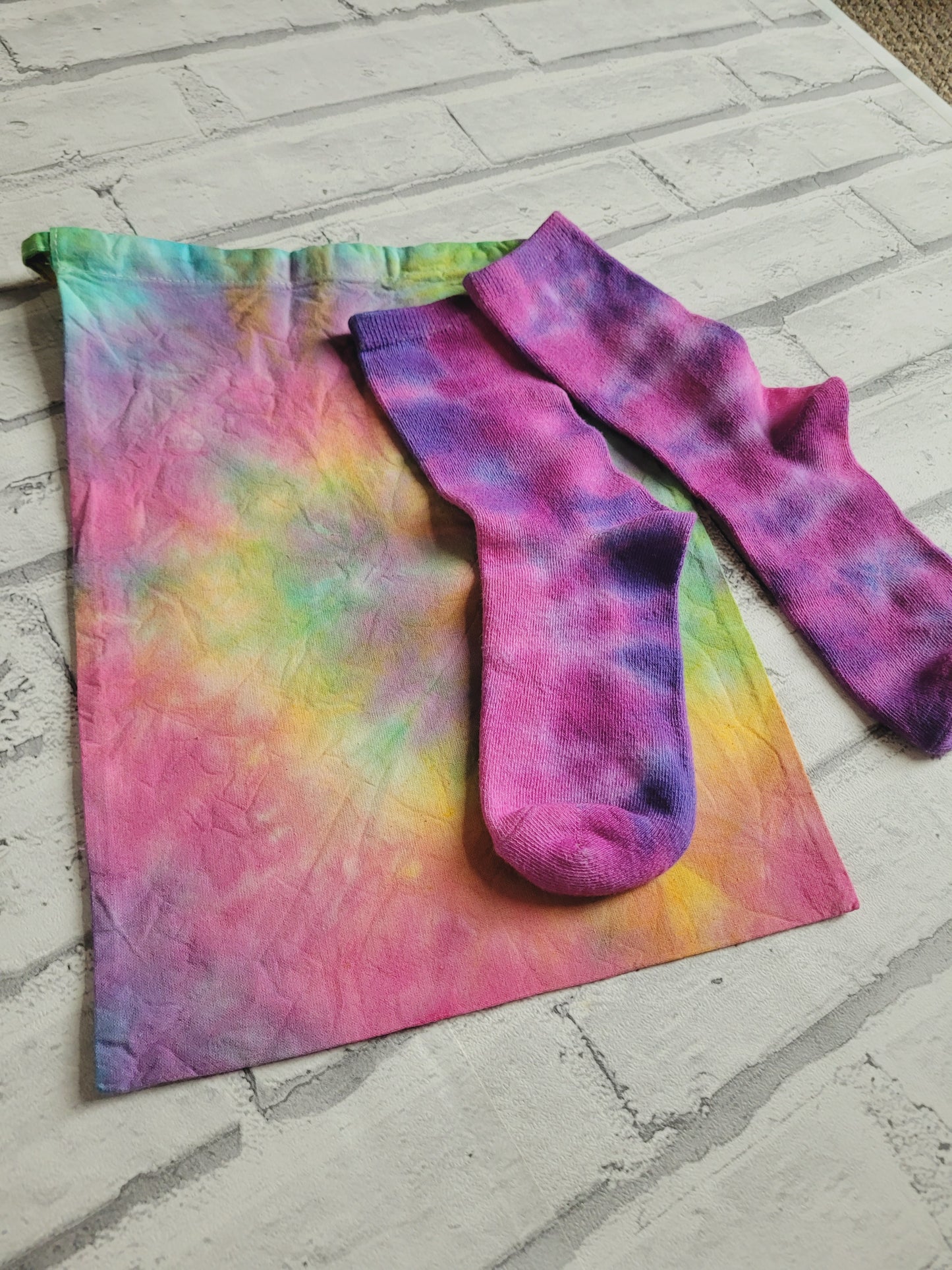 Tie Dye Bamboo Socks & Pouch Gift Set